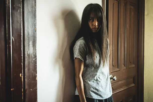 “Believer 2” lanza imágenes que muestran la feroz transformación de Han Hyo-joo con piel bronceada