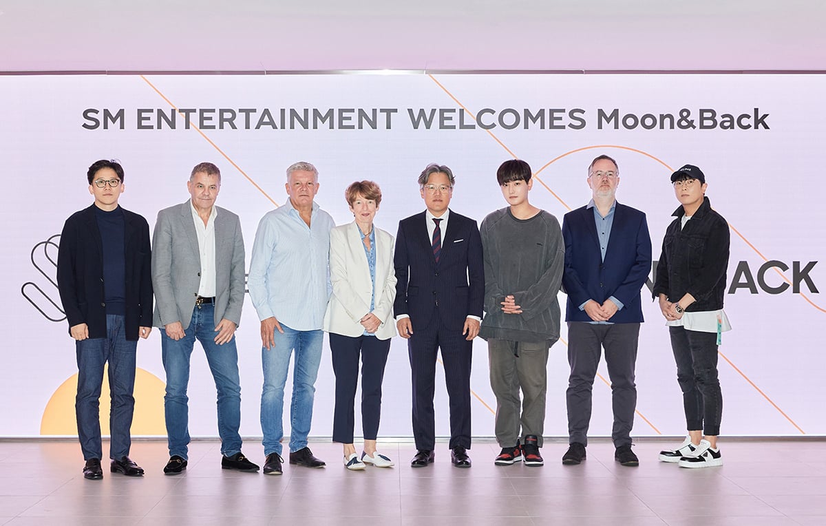 SM Entertainment forma una asociación estratégica con el sello británico Moon&Back Media para lanzar un grupo de chicos en inglés