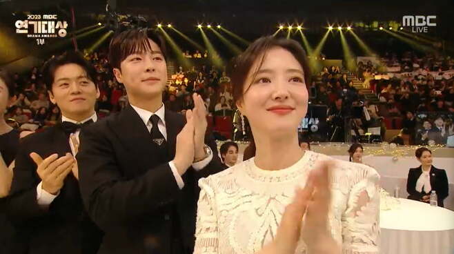 2023 MBC Drama Awards Lee Se-young celebró a Bae In