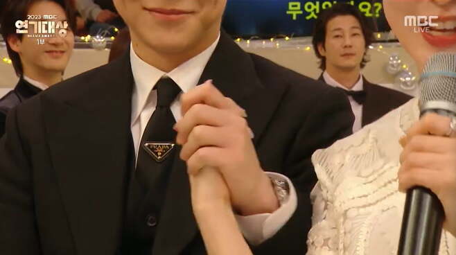 Lee Se-young tomó la mano de Bae In-hyuk durante la transmisión en vivo de “Lo siento, Lee Jun-Ho, me casé con un hombre nuevo”