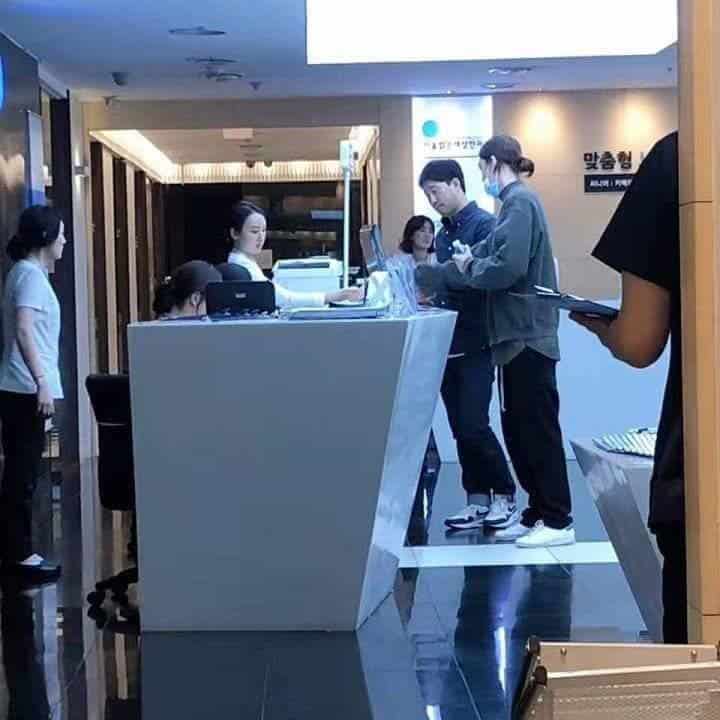 Los fans están preocupados por las fotos de Kim Woo Bin llegando al hospital.