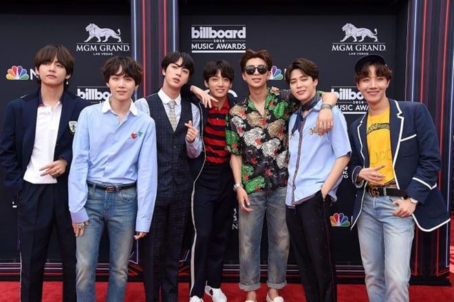 BTS llama la atención con su elección de vestuario especial y futurista. Cada integrante tiene su propio estilo y Vogue se ha fijado en ellos desde su aparición en los Billboard Music Awards 2018. Esta revista de moda ha elegido a BTS como los artistas mejor vestidos. No importa si fue una fiesta de Saint-Laurent o de pijamas, el gusto por la moda de BTS es muy apreciado.