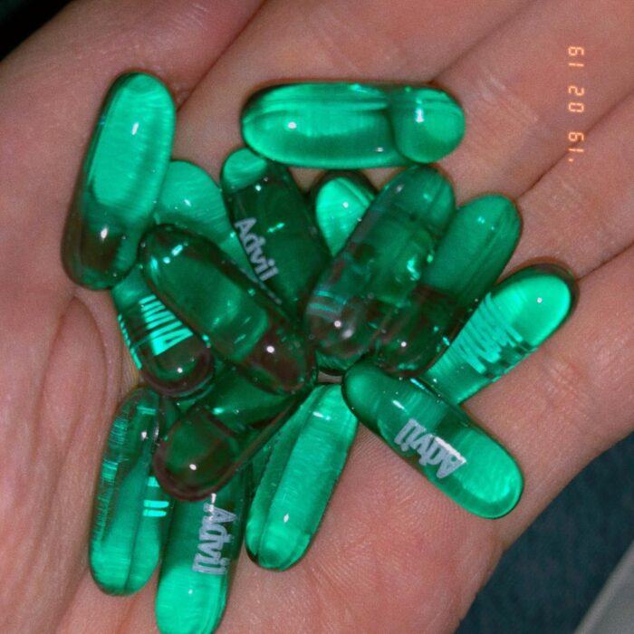 Sunmi subió una foto de su mano sosteniendo un montón de pastillas verdes lo que preocupa a los fans.