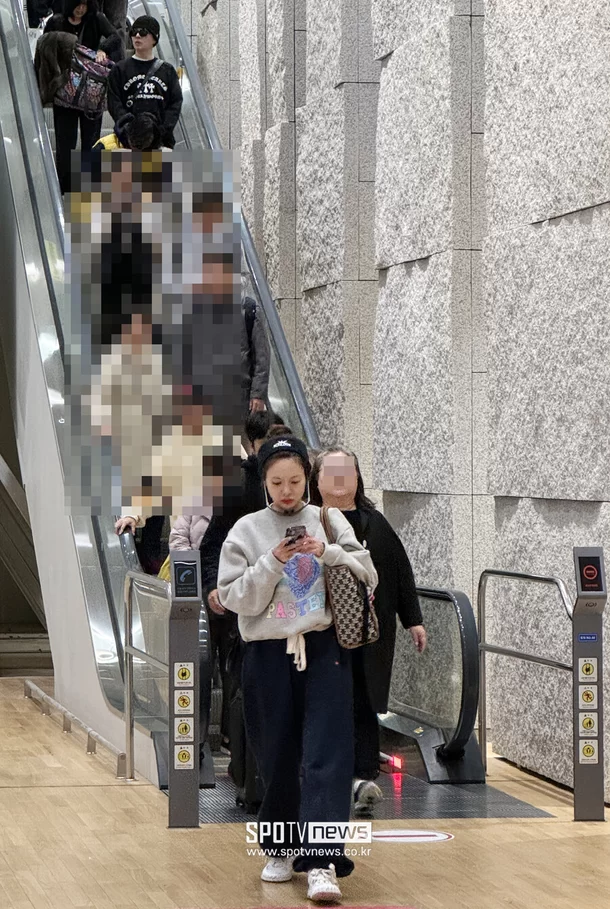 Momentos íntimos de HyunA y Yong Jun-hyung capturados regresando a Corea después de su viaje a Estados Unidos