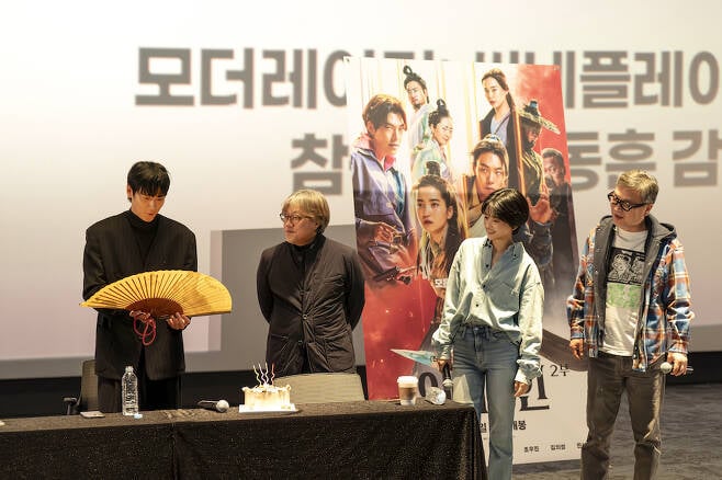 Kim Tae-ri organiza una fiesta de cumpleaños sorpresa para Kang Dong-won en la charla sobre la película “Alienoid”