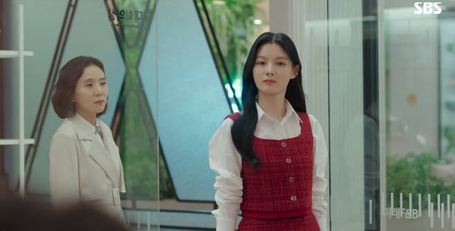 El elegante traje rojo de Kim Yoo-jung en el final de “My Demon”