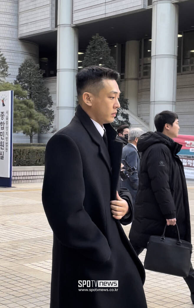 Yoo Ah-in aparece en el segundo juicio con el pelo corto, “Revelaré los detalles en la corte”