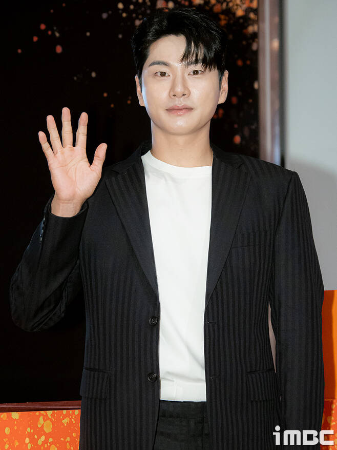 Lee Yi-kyung agradece a los internautas por seleccionarlo como la celebridad número uno con quien pedir un deseo para el 2024