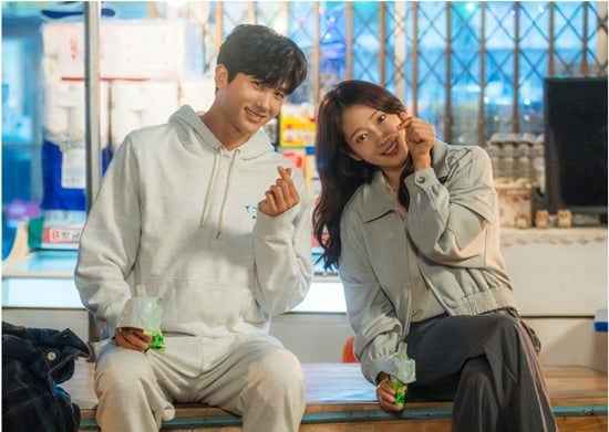 “Doctor Slump” de Park Shin-hye saltó del noveno al primer lugar en la categoría de las 10 series de televisión TOP globales de Netflix (no en inglés)