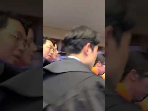 (Internautas Opinan) ESTUDIANTE QUE FUE AMORDADADO Y ARRASTRADO POR APARENTE PROTESTAR CONTRA LOS RECORTES PRESUPUESTARIOS DE I D EN LA CEREMONIA DE GRADUACIÓN DE KAIST