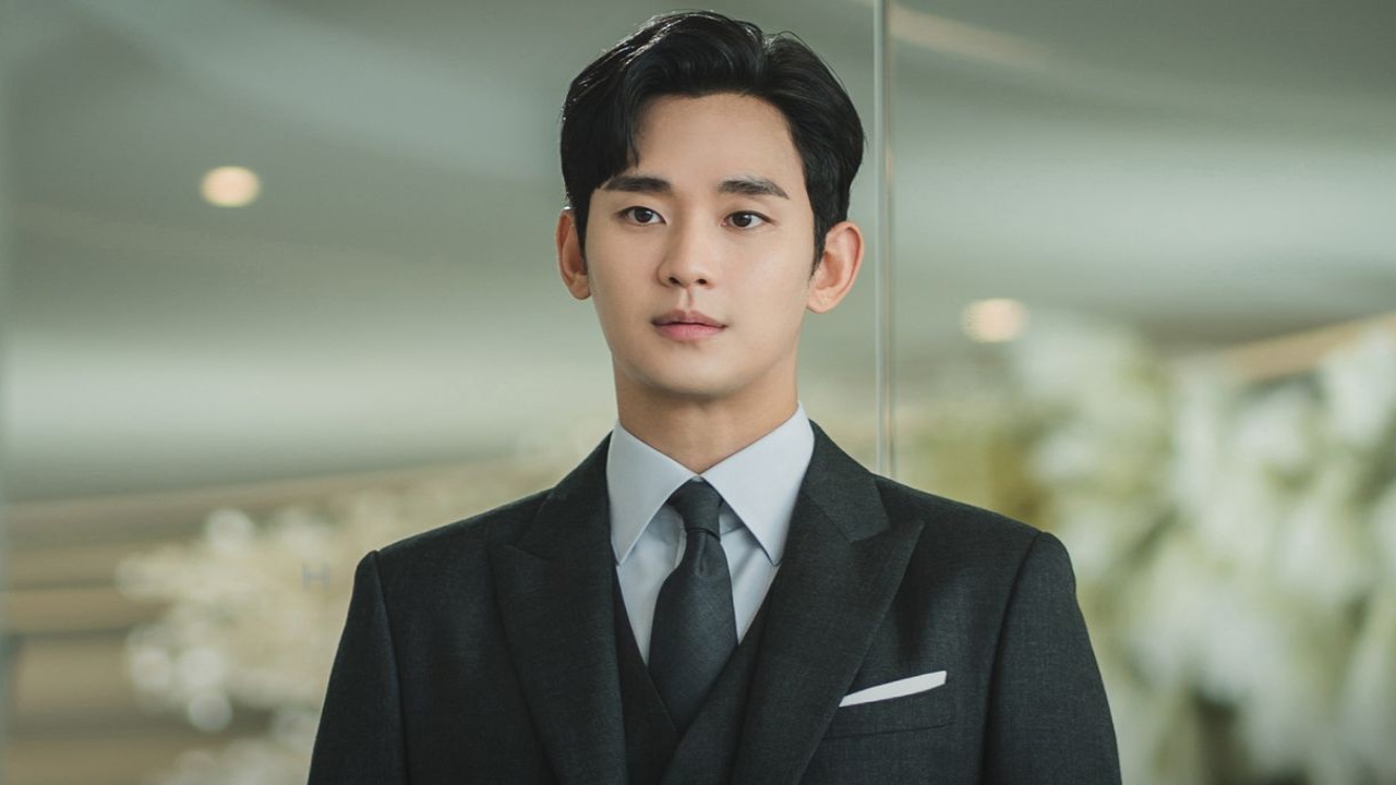 Kim Soo Hyun admite sentirse abrumado un día después de lanzar una cuenta de chat de fans