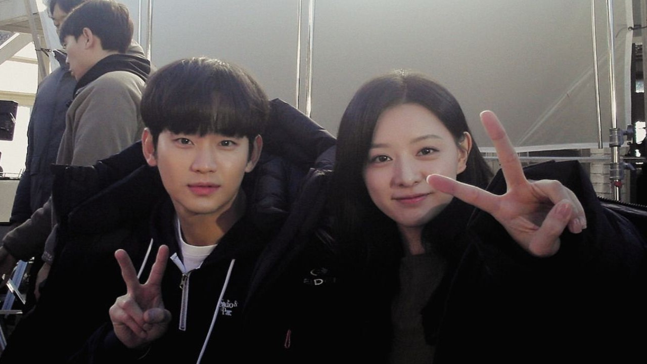 Kim Soo Hyun sorprende a los fans con fotos junto a Kim Ji Won, tomadas por Kwak Dong Yeon